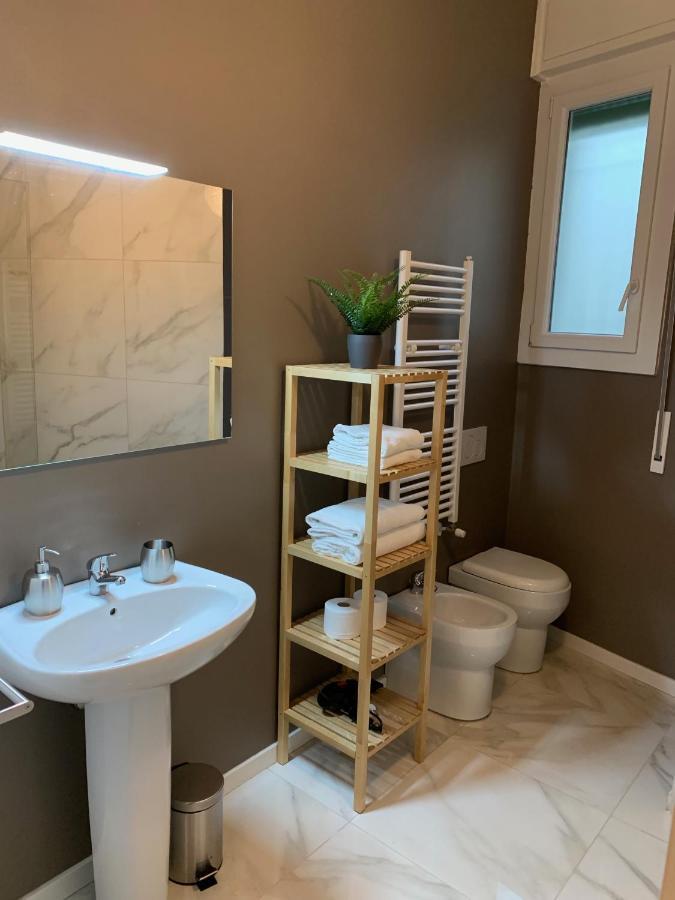 Suite Lame 37 Rental Rooms Болонья Екстер'єр фото